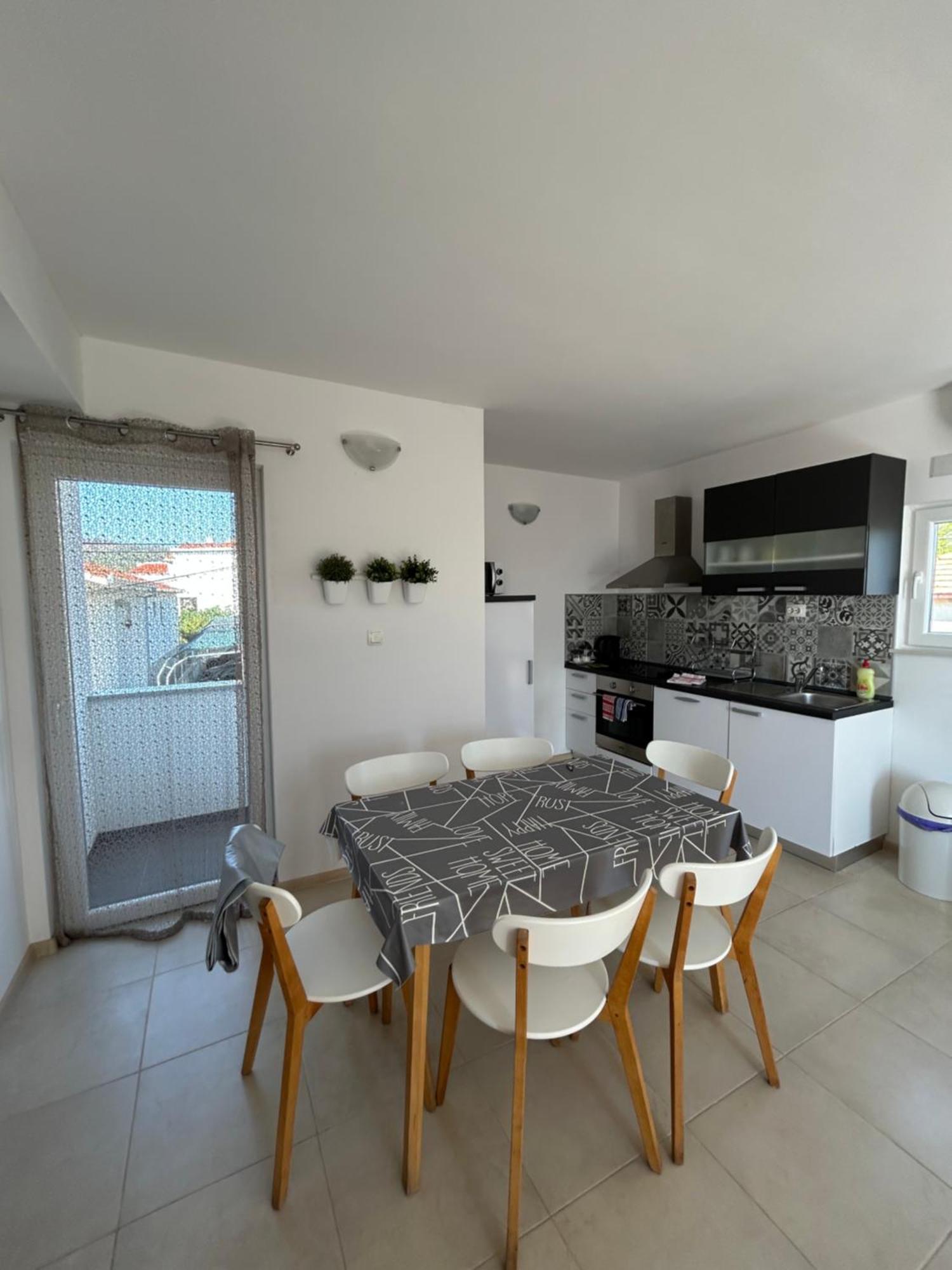 Apartmani Rita สลาทิเน ภายนอก รูปภาพ
